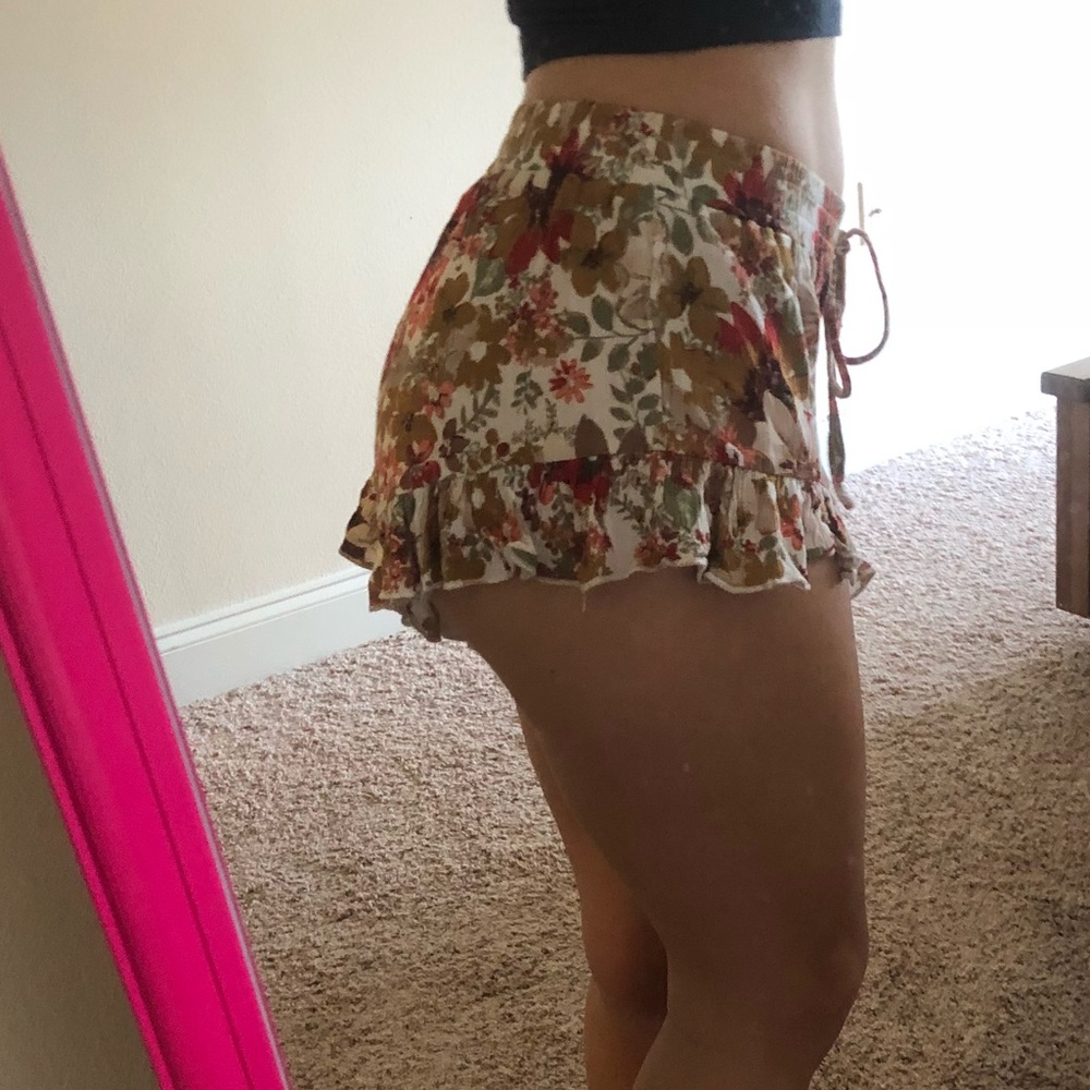 Flowery Ruffle Shorts Size Small - Picture 3 of 8